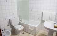 Toilet Kamar 7 Hotel Tres Jotas