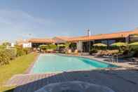 Swimming Pool Les Vignes de la Chapelle, The Originals Relais