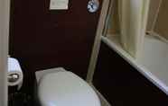 Toilet Kamar 4 Islington Inn