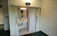 In-room Bathroom 6 Cerise Auxerre
