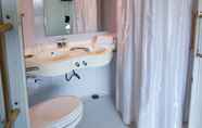 In-room Bathroom 7 Cerise Auxerre