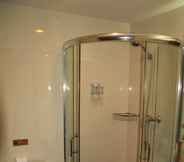 Toilet Kamar 5 King Parkview Hotel