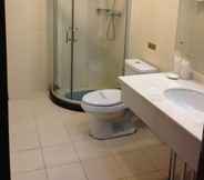 Toilet Kamar 4 King Parkview Hotel