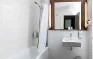 In-room Bathroom 2 ibis Clamart Paris Velizy