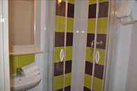 Toilet Kamar Comfort Hotel Orleans Olivet