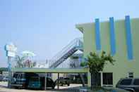 Bên ngoài Tropicana Motel