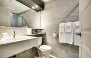 Toilet Kamar 5 Hotel Marineau Shawinigan