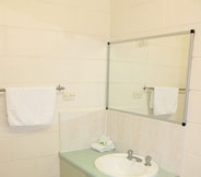 In-room Bathroom 3 Oasis Inn Cairns