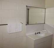 In-room Bathroom 6 Oasis Inn Cairns
