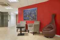 Lobby Ramada by Wyndham London Stansted Airport