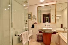 客房内浴室 Yimei Plaza Hotel