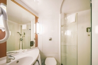 In-room Bathroom ibis Sarlat