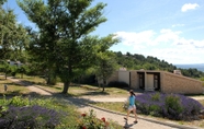 Pusat Kecergasan 6 VVF Luberon Provence, Murs