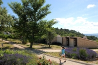 Pusat Kecergasan VVF Luberon Provence, Murs