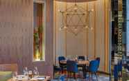 Restoran 7 Delta Hotels by Marriott Burnaby Conference Centre