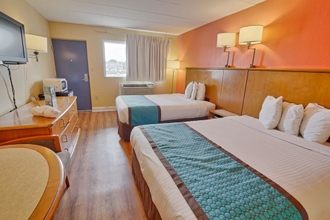 Bedroom 4 Seashire Inn & Suites