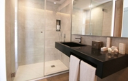 In-room Bathroom 3 Kumara Serenoa by Lopesan Hotels