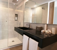 In-room Bathroom 3 Kumara Serenoa by Lopesan Hotels