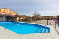 Swimming Pool Oasis Inn