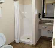 Toilet Kamar 4 Price Pointe Inn