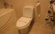 Toilet Kamar 7 Hill house Hotel