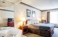 Bedroom 5 Rodeway Inn & Suites Milwaukee Airport