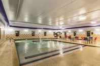 Swimming Pool La Quinta Inn & Suites by Wyndham Fargo-Medical Center