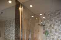 Phòng tắm bên trong The Originals City, Hôtel Le Concorde Panoramique, Thionville (Qualys-Hotel)