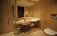 In-room Bathroom 3 Four Points by Sheraton Navi Mumbai, Vashi