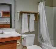 Phòng tắm bên trong 4 WoodSpring Suites Lexington