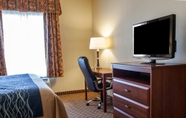 Phòng ngủ 2 Comfort Inn & Suites Harrisonville