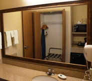 In-room Bathroom 4 AmericInn by Wyndham Anamosa