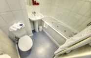 Toilet Kamar 6 Muthu Queens Hotel