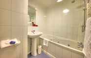 Toilet Kamar 5 Muthu Queens Hotel