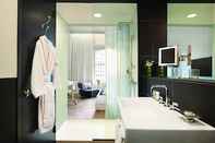 In-room Bathroom The Ames Boston Hotel, Curio Collection by Hilton