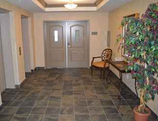 Lobby 2 Redwood Inn & Suites - Grande Prairie