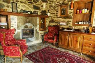 Lobby 4 Terrace Houses Sirince - Fig, Olive Clockmakers and Grapevine