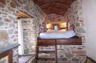 Bedroom Terrace Houses Sirince - Fig, Olive Clockmakers and Grapevine