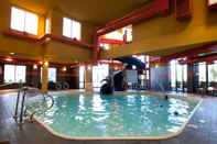 Swimming Pool Comfort Suites Kelowna