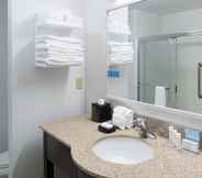 In-room Bathroom 7 Hampton Inn & Suites Rochester-North