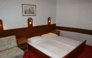 Bedroom 2 Hotel Terminus Vienna