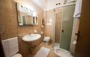 Toilet Kamar 5 Hotel Brianza