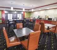 Restaurant 6 La Quinta Inn & Suites by Wyndham Dallas - Hutchins