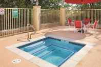 Swimming Pool La Quinta Inn & Suites by Wyndham Dallas - Hutchins