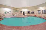 สระว่ายน้ำ La Quinta Inn & Suites by Wyndham Woodward