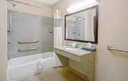 In-room Bathroom 4 La Quinta Inn & Suites by Wyndham Woodward