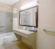 In-room Bathroom 4 La Quinta Inn & Suites by Wyndham Woodward