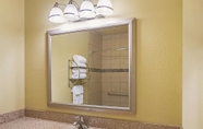 In-room Bathroom 4 La Quinta Inn & Suites by Wyndham Ft. Worth - Forest Hill TX