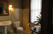 In-room Bathroom 3 Altland House Inn and Suites