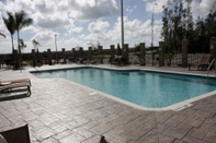 Kolam Renang Hyatt Place Fort Myers/at The Forum